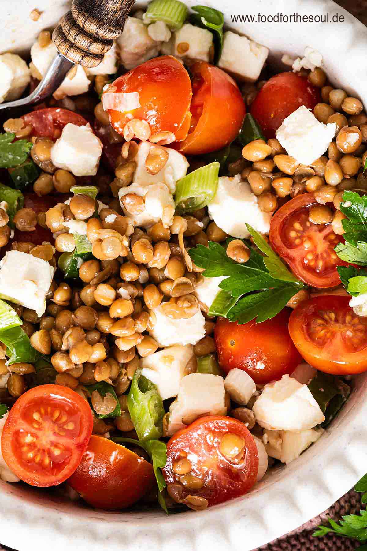 Linsensalat MIT Feta und Tomaten in Einer Schüssel
