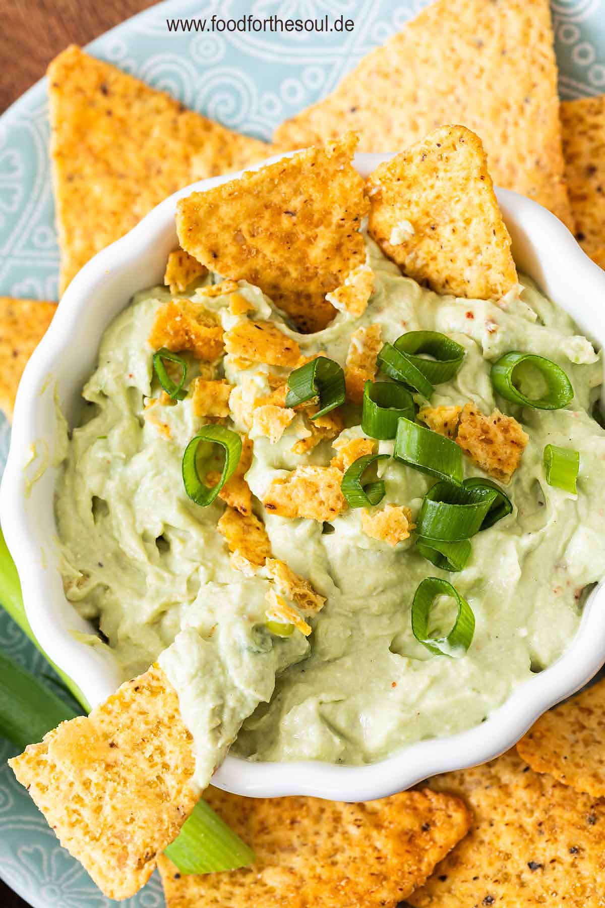Avocado Dip mit Frischkäse in einer Schale serviert mit Tortilla Chips