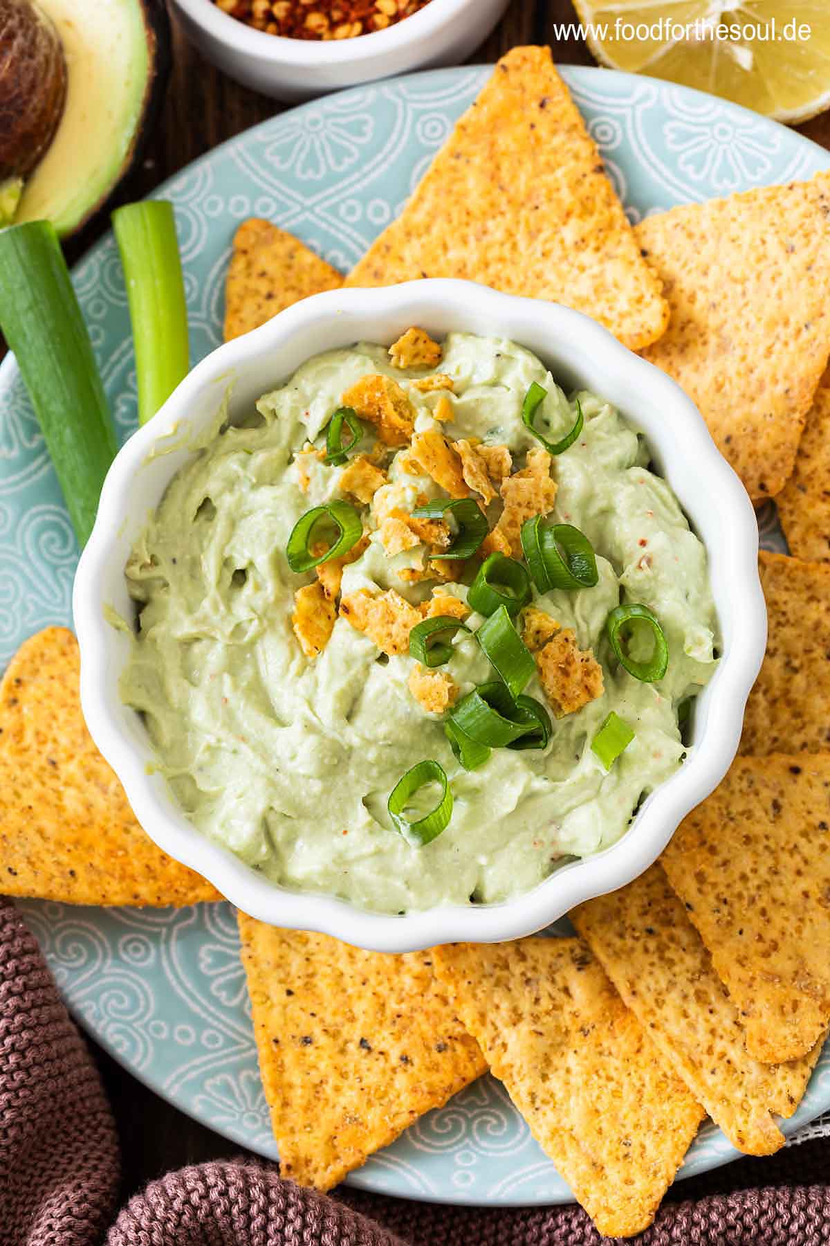 Avocado Dip mit Frischkäse in einer Schale serviert mit Tortilla Chips