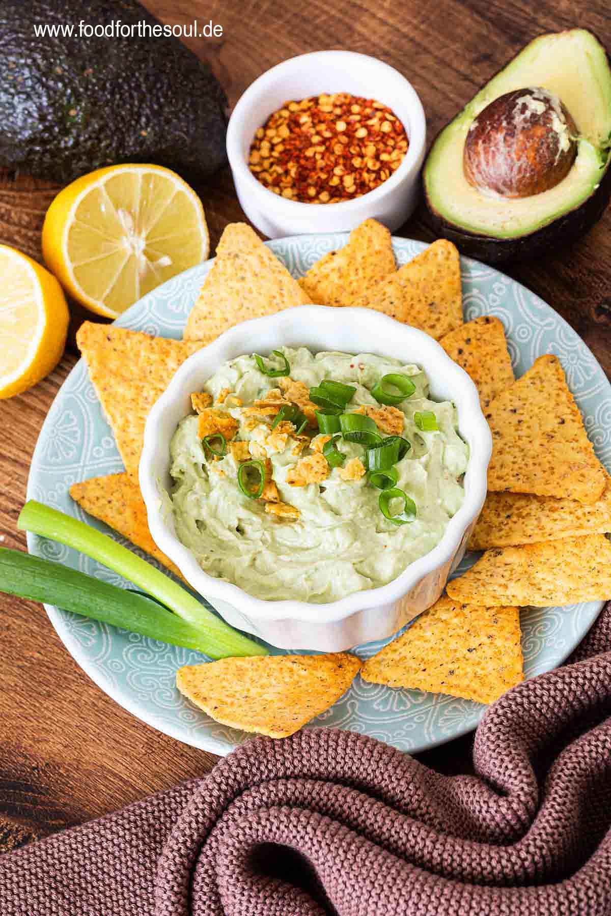 Avocado Dip mit Frischkäse in einer Schale serviert mit Tortilla Chips