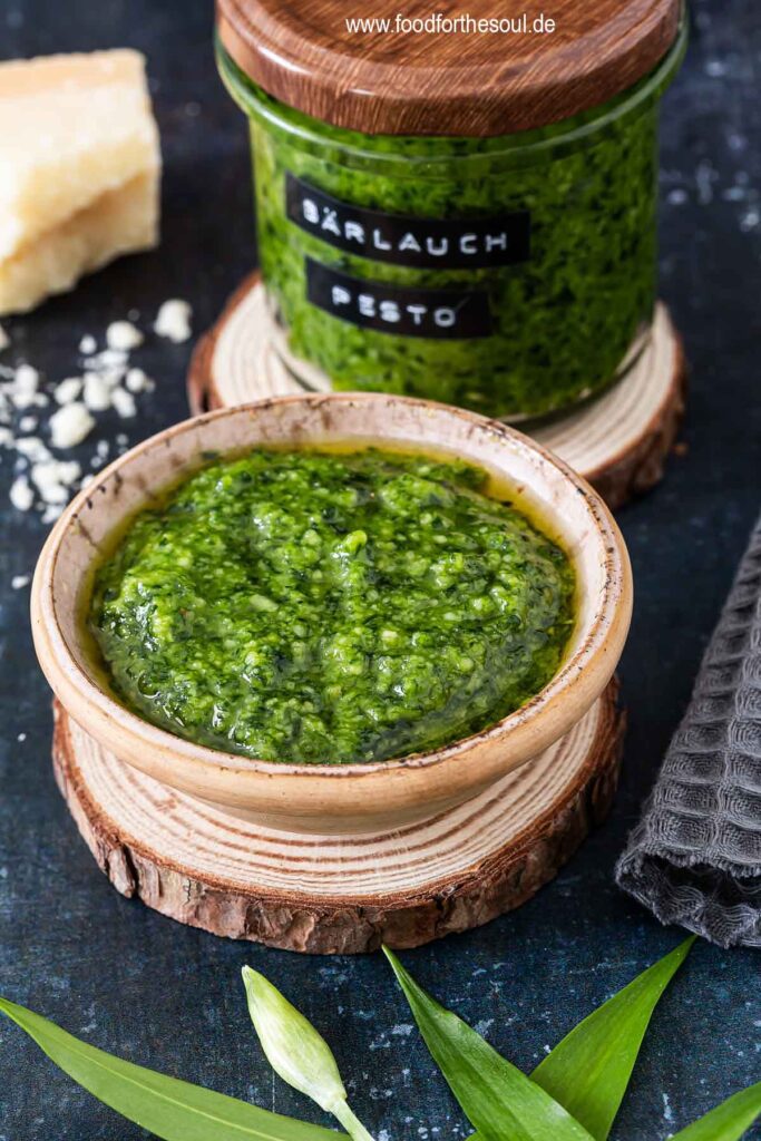 Einfaches Bärlauch Pesto Rezept mit Mandeln | ohne Pinienkerne