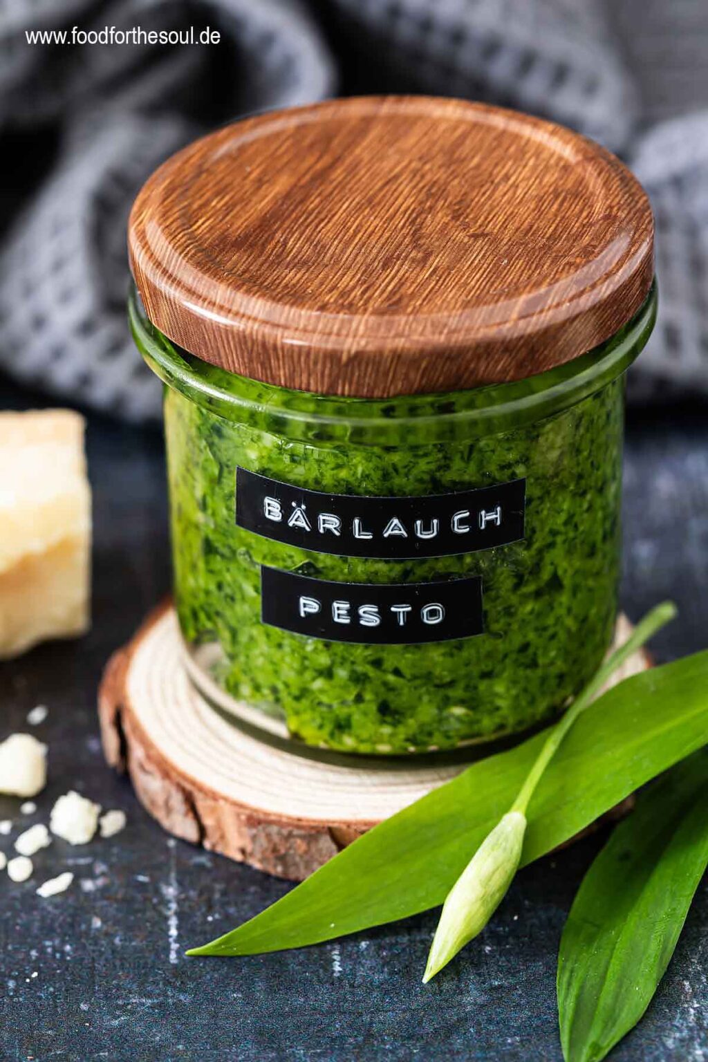 Einfaches Bärlauch Pesto Rezept mit Mandeln | ohne Pinienkerne