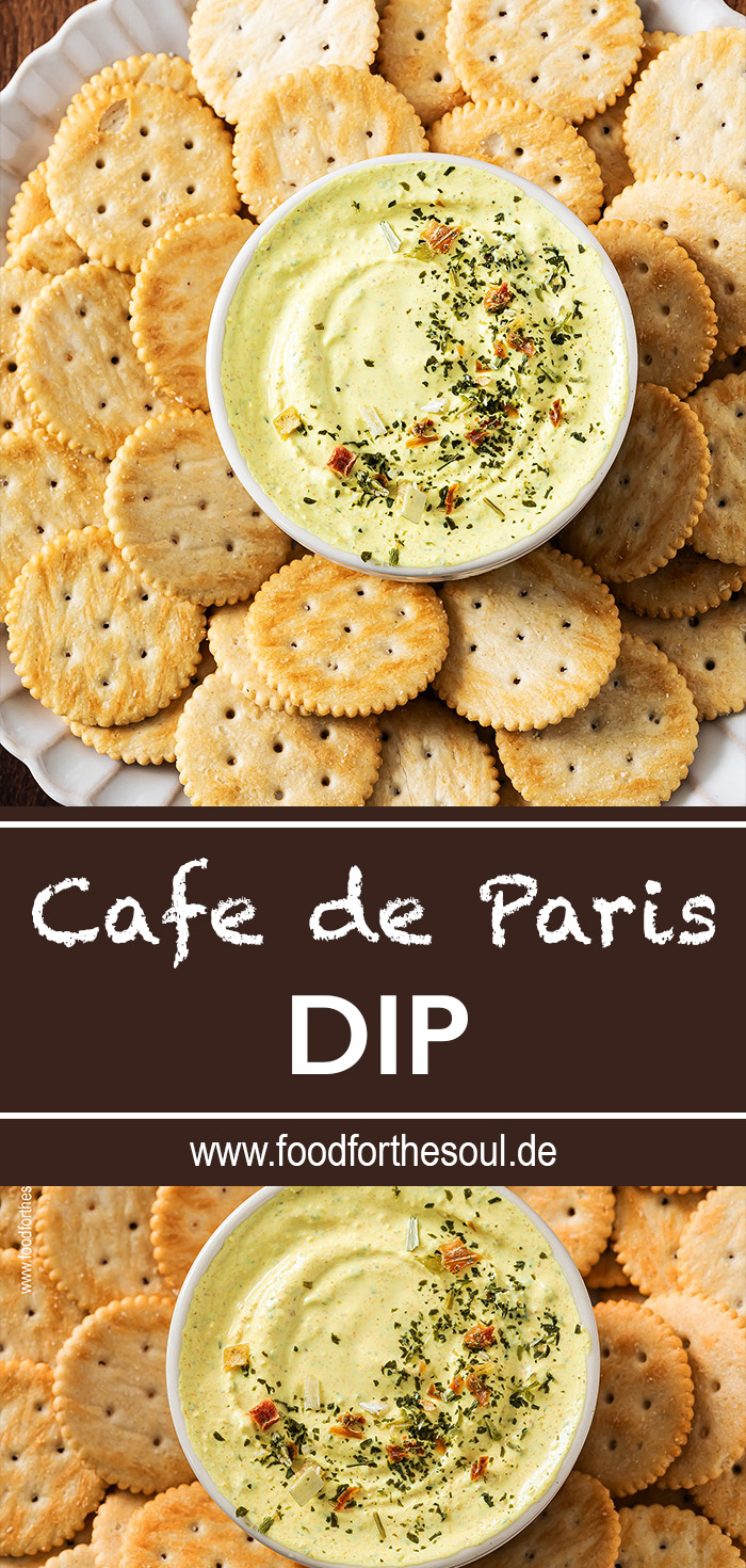 Café de Paris Dip in einer Schale serviert mit Kräutern und Cracker