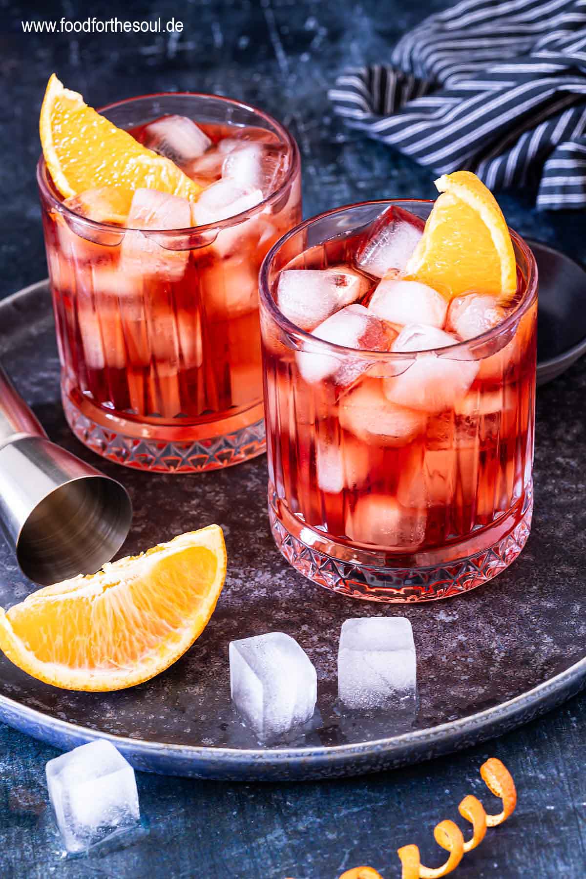 Klassische Negronis in Gläsern garniert mit Orangenscheiben