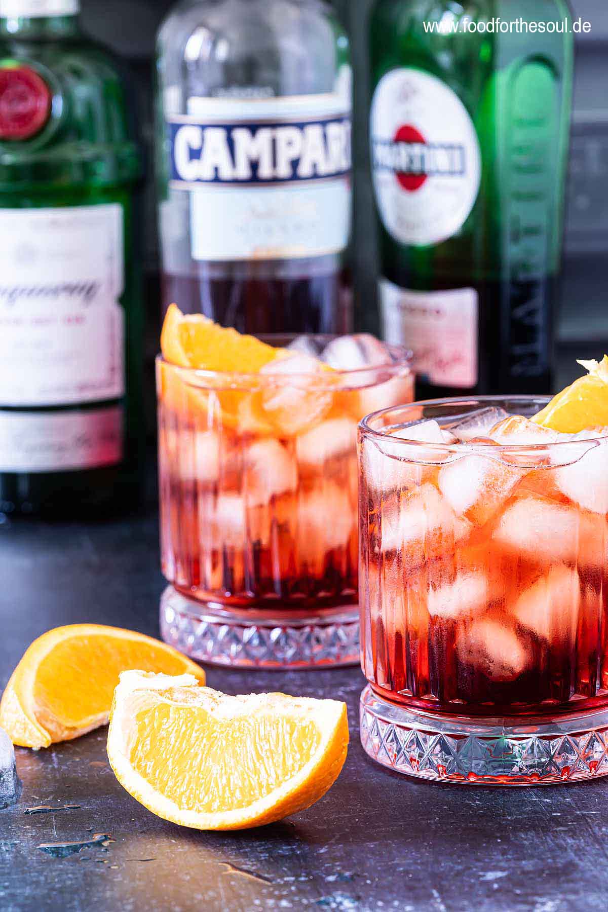 Klassische Negronis in Gläsern garniert mit Orangenscheiben