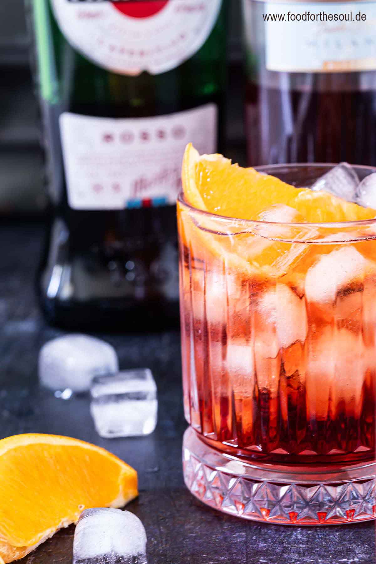 Klassische Negronis in Gläsern garniert mit Orangenscheiben