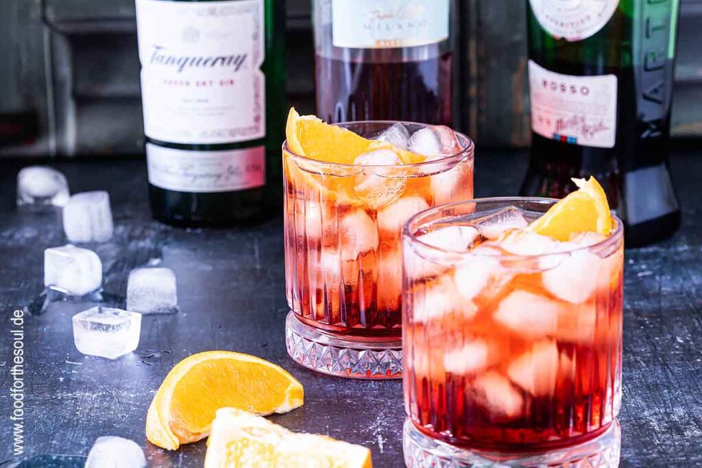 Klassische Negronis in Gläsern garniert mit Orangenscheiben