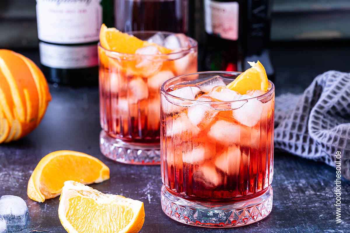 Klassische Negronis in Gläsern garniert mit Orangenscheiben