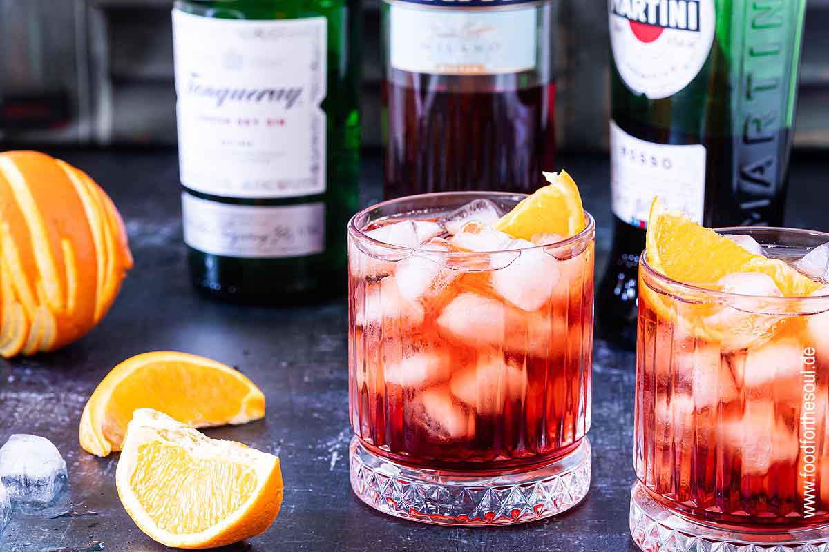 Klassische Negronis in Gläsern garniert mit Orangenscheiben