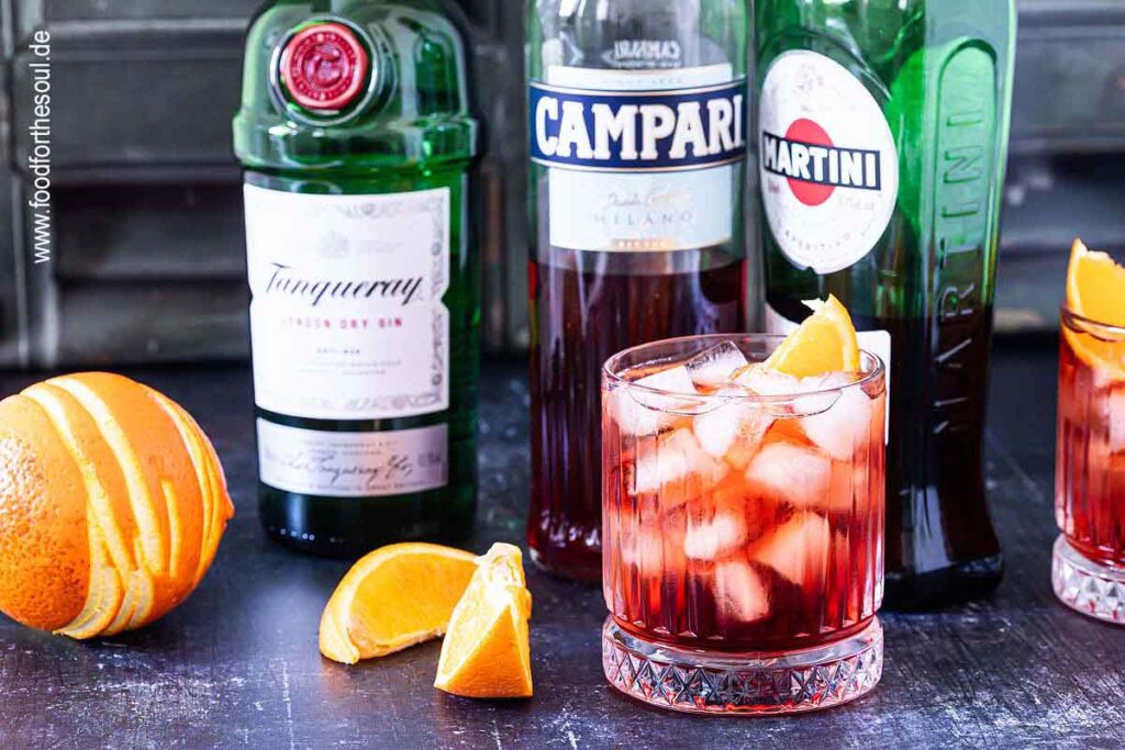Klassische Negronis in Gläsern garniert mit Orangenscheiben