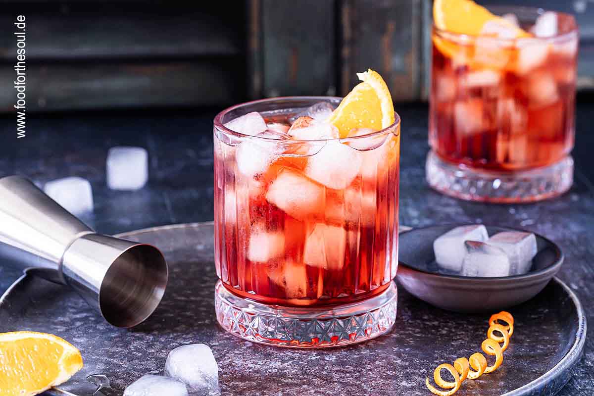 Klassische Negronis in Gläsern garniert mit Orangenscheiben