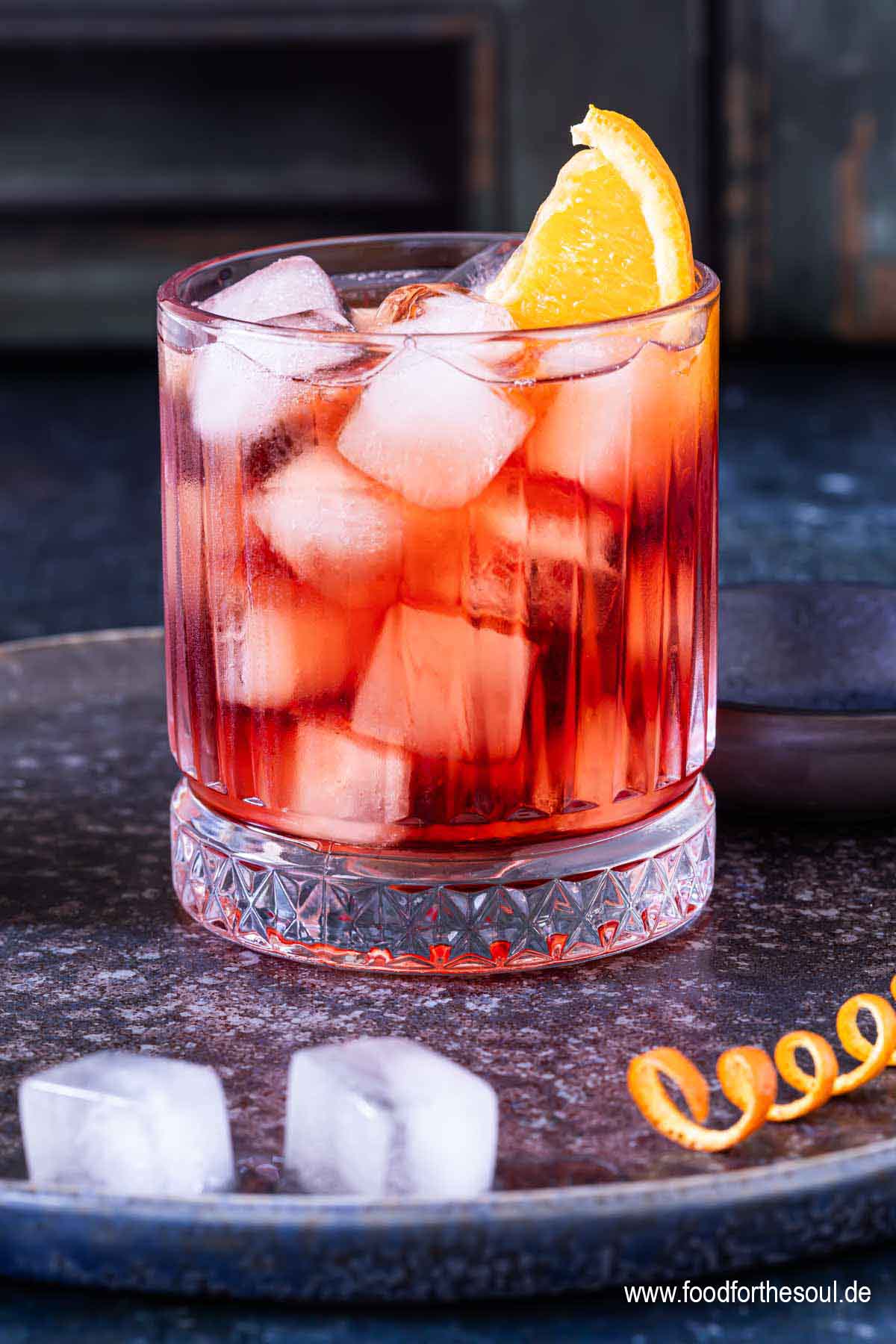 Klassische Negronis in Gläsern garniert mit Orangenscheiben