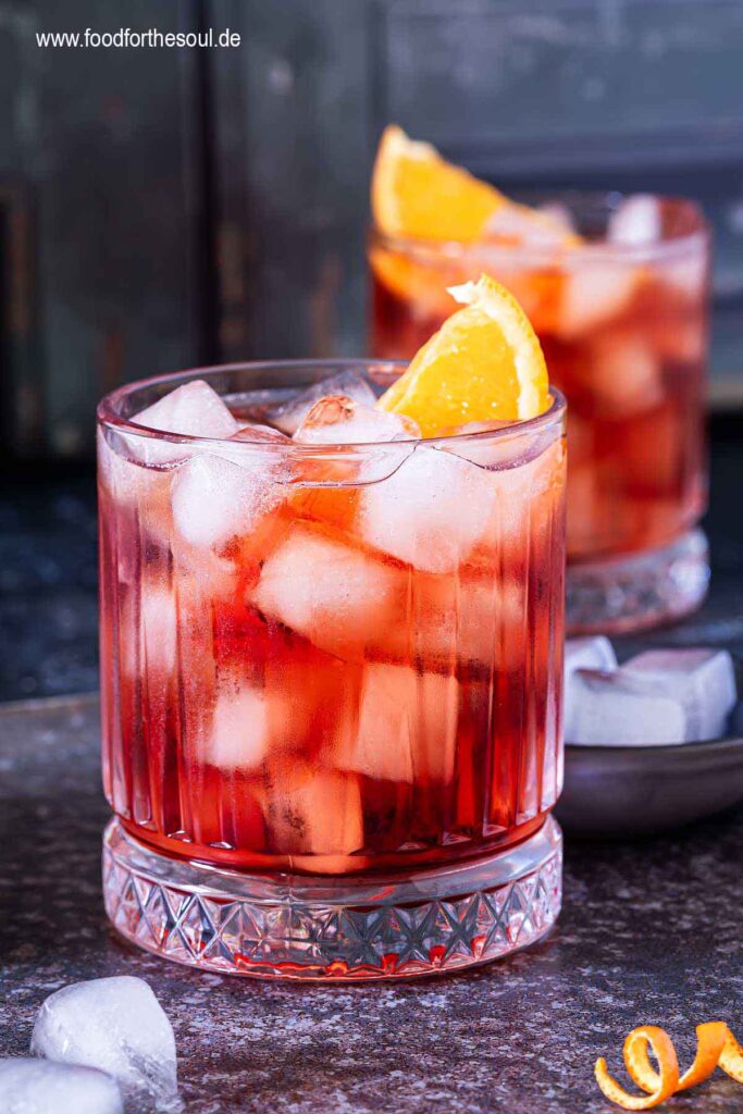 Klassische Negronis in Gläsern garniert mit Orangenscheiben