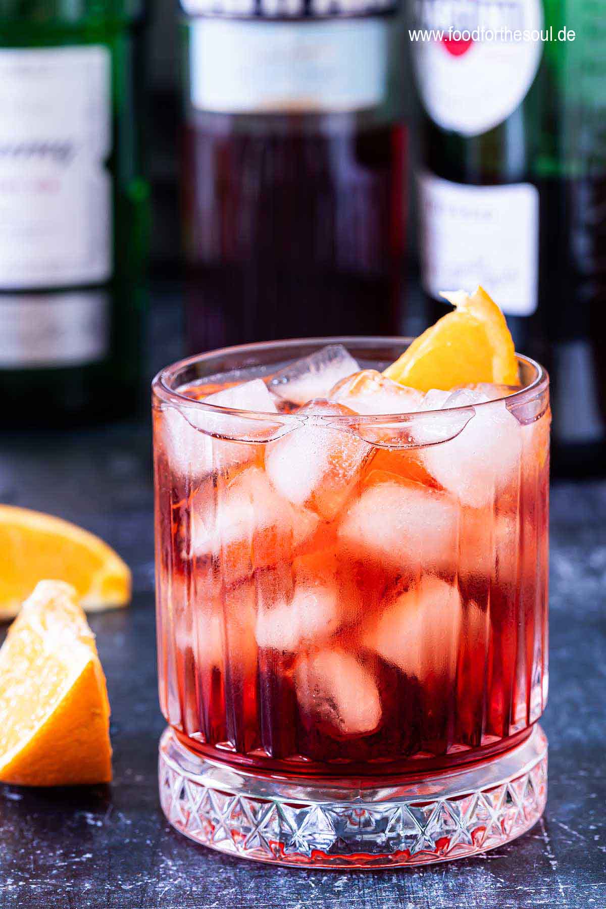 Klassische Negronis in Gläsern garniert mit Orangenscheiben