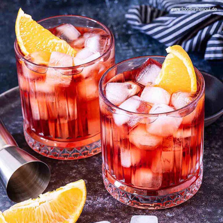 Klassischer Negroni Cocktail in Gläsern garniert mit Orangenscheiben