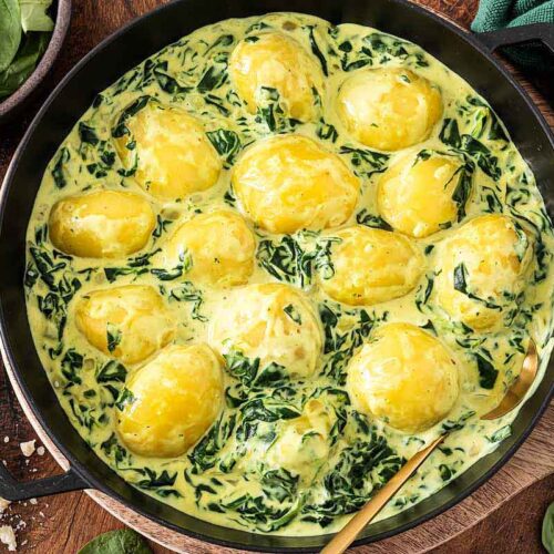 Spinatkartoffeln mit Käse-Sahne-Soße in einer Pfanne