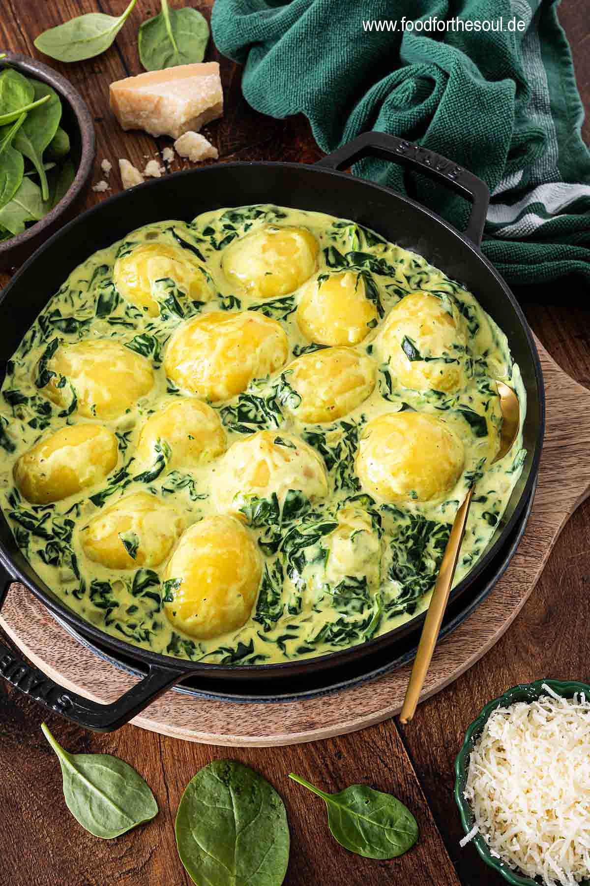 Spinatkartoffeln mit Käse-Sahne-Soße in einer Pfanne