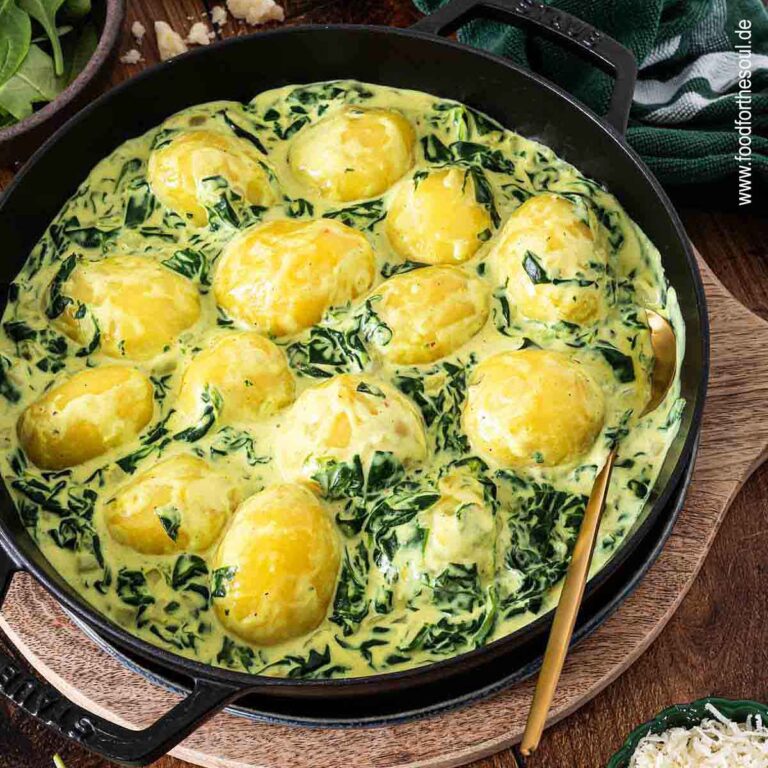 Spinatkartoffeln mit Käse-Sahne-Soße in einer Pfanne