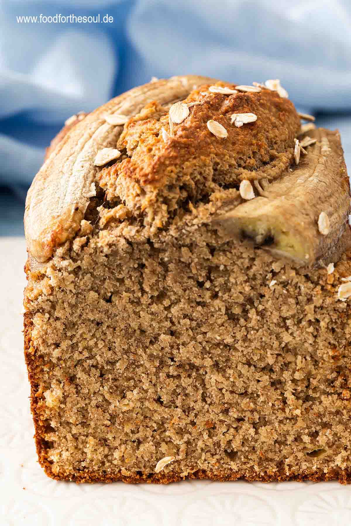 Bananenbrot mit Haferflocken serviert auf einem Frühstücksbrett