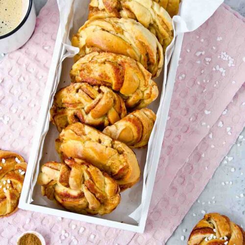 Original Schwedische Zimtschnecken serviert in einer weißen Holzbox