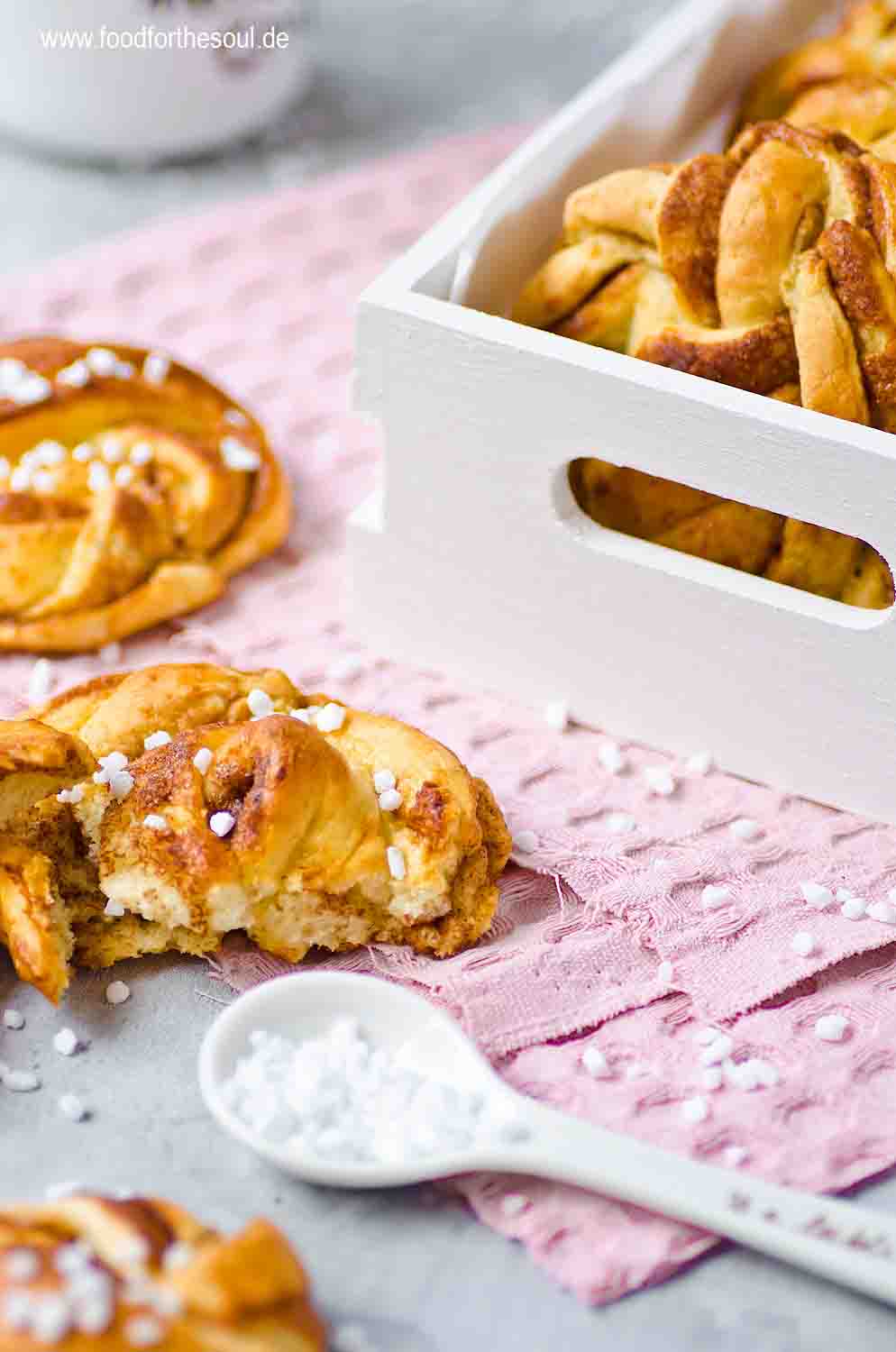 Original Schwedische Zimtschnecken serviert in einer weißen Holzbox