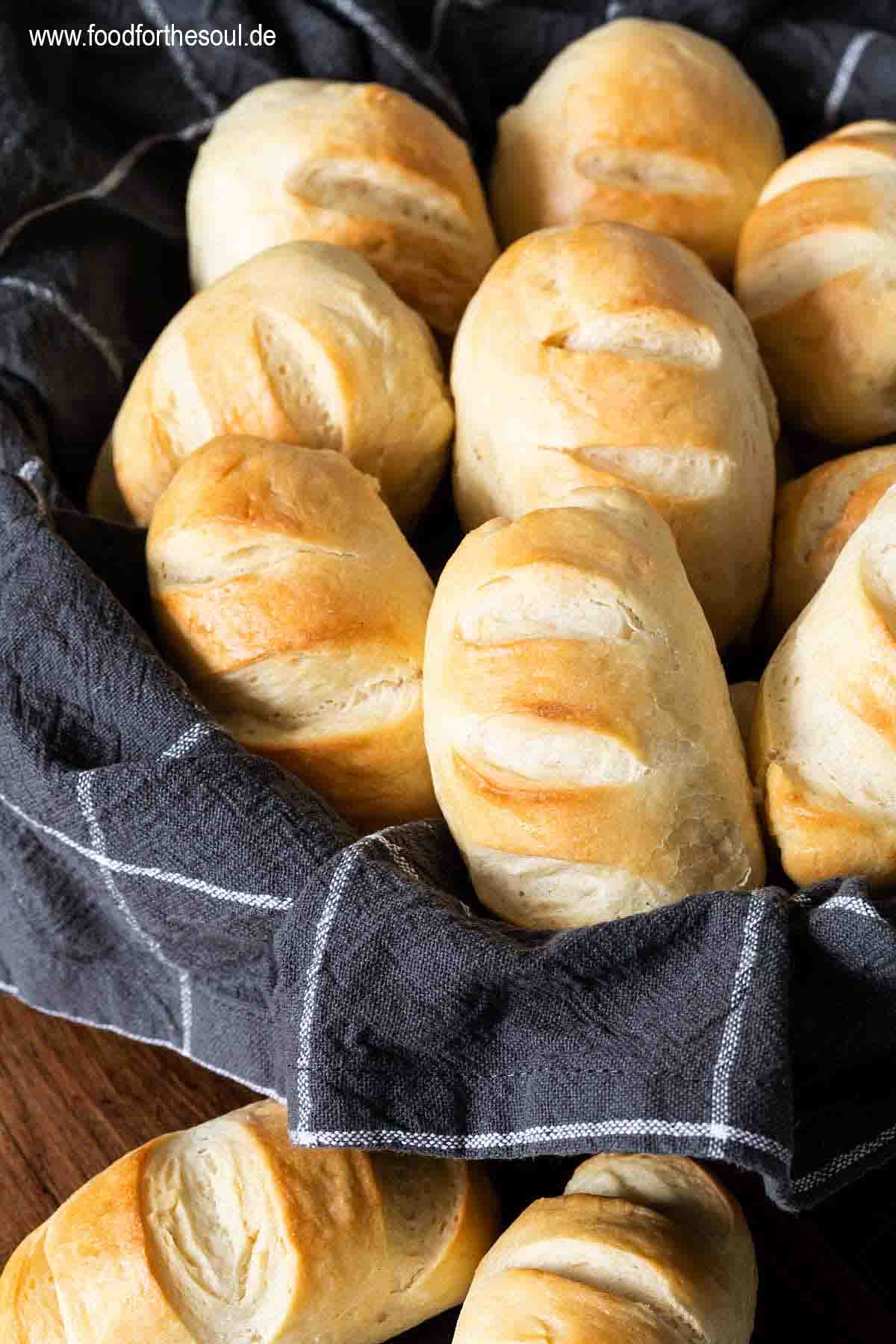 Milchbrötchen in einem Brotkorb