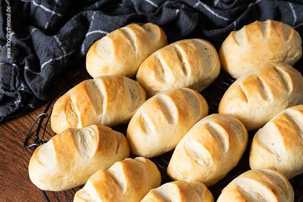 Milchbrötchen auf einem Abkühlgitter