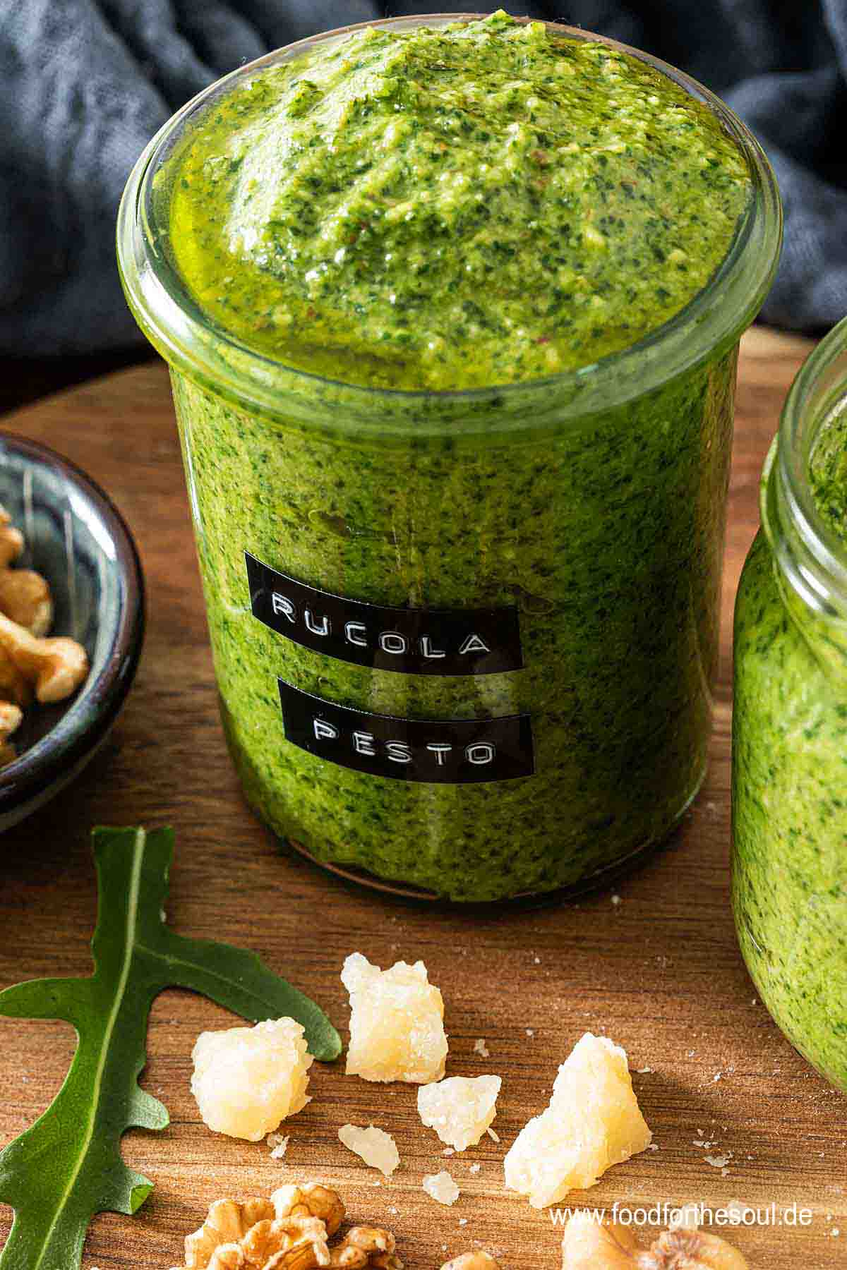 Selbstgemachtes Rucola Pesto in einem beschrifteten Glas