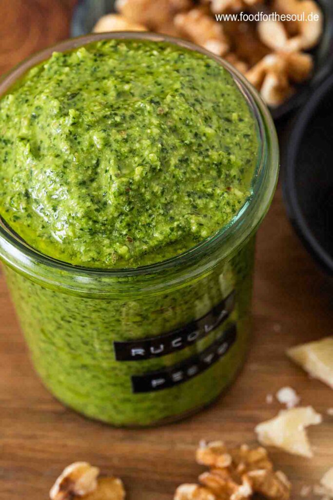Selbstgemachtes Rucola Pesto in einem beschrifteten Glas