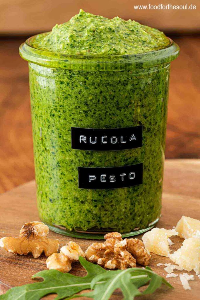Selbstgemachtes Rucola Pesto in einem beschrifteten Glas