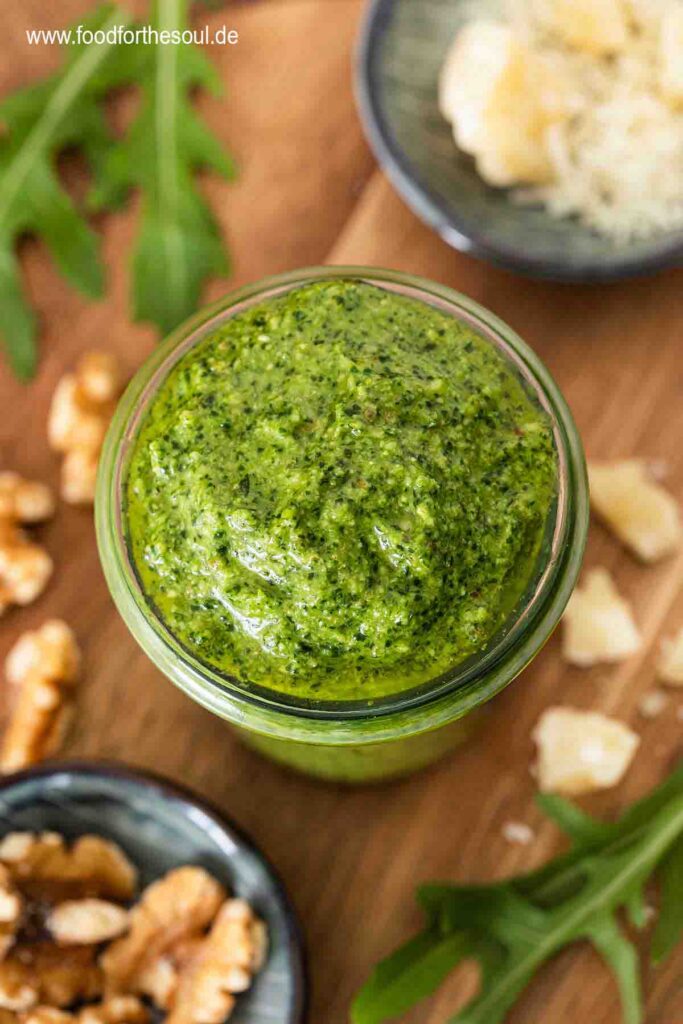 Selbstgemachtes Rucola Pesto in einem Glas von oben