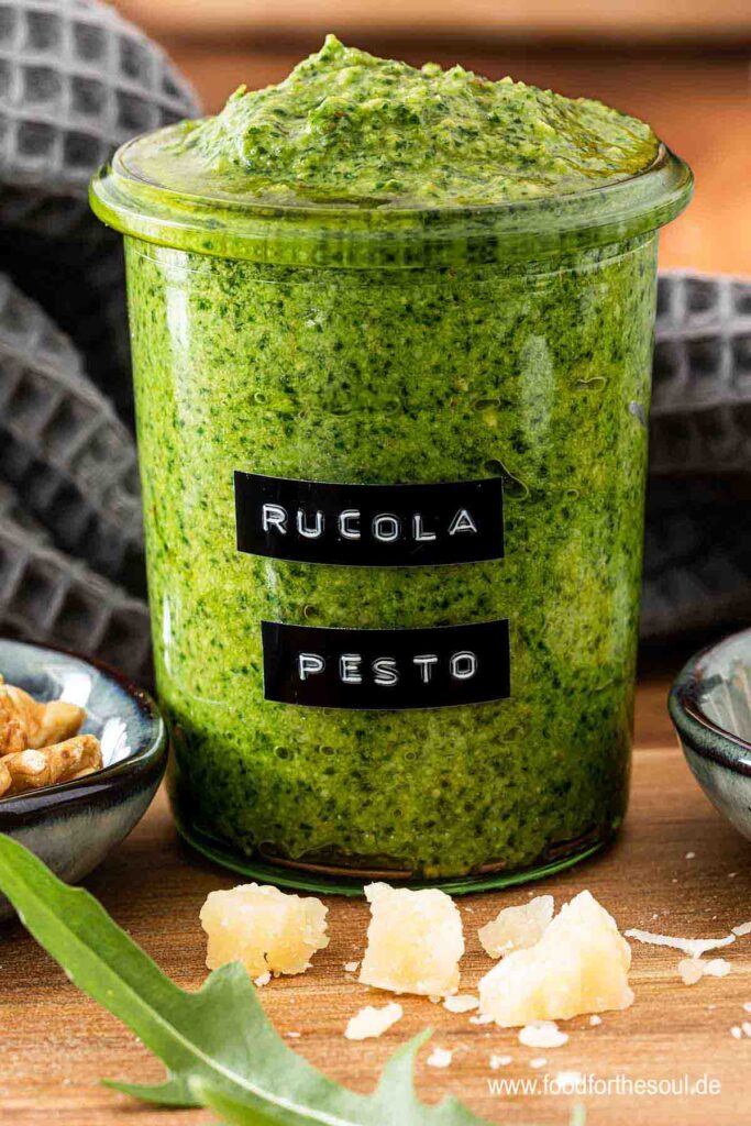Selbstgemachtes Rucola Pesto in einem beschrifteten Glas