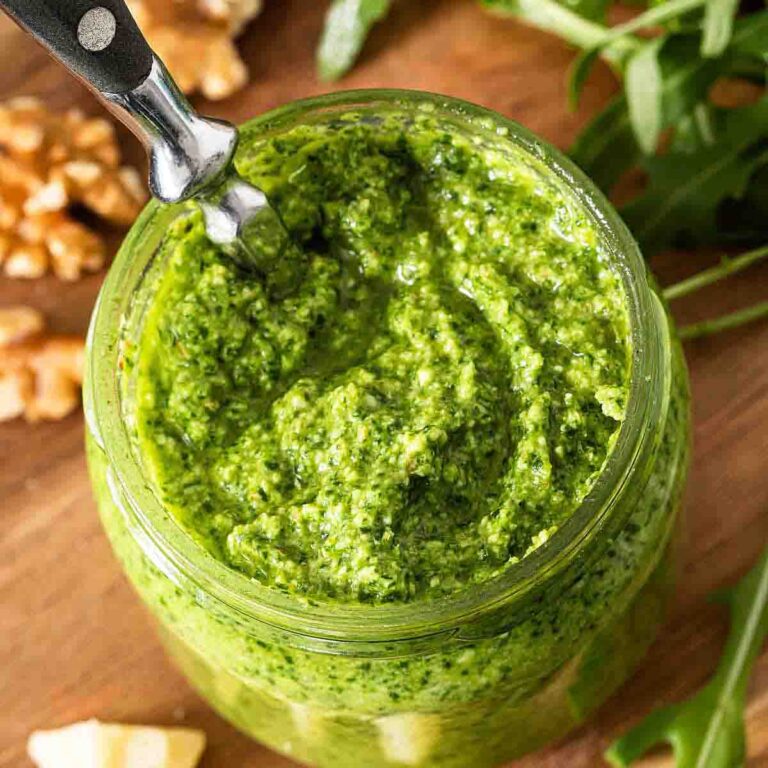 Selbstgemachtes Rucola Pesto in einem Glas mit Löffel