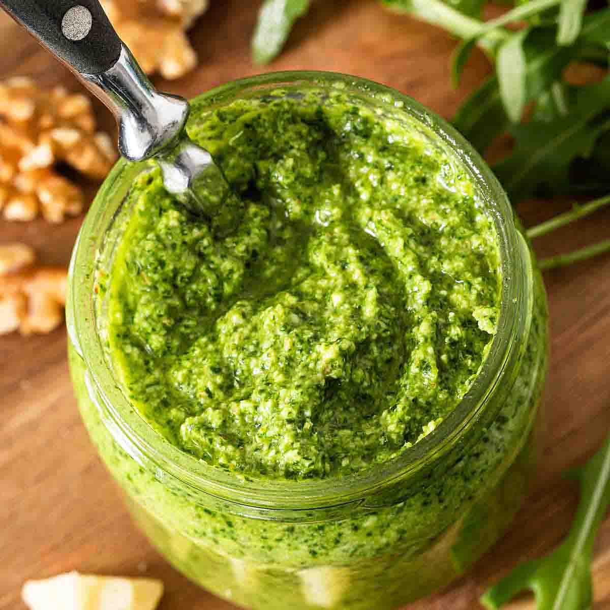 Selbstgemachtes Rucola Pesto in einem Glas mit Löffel