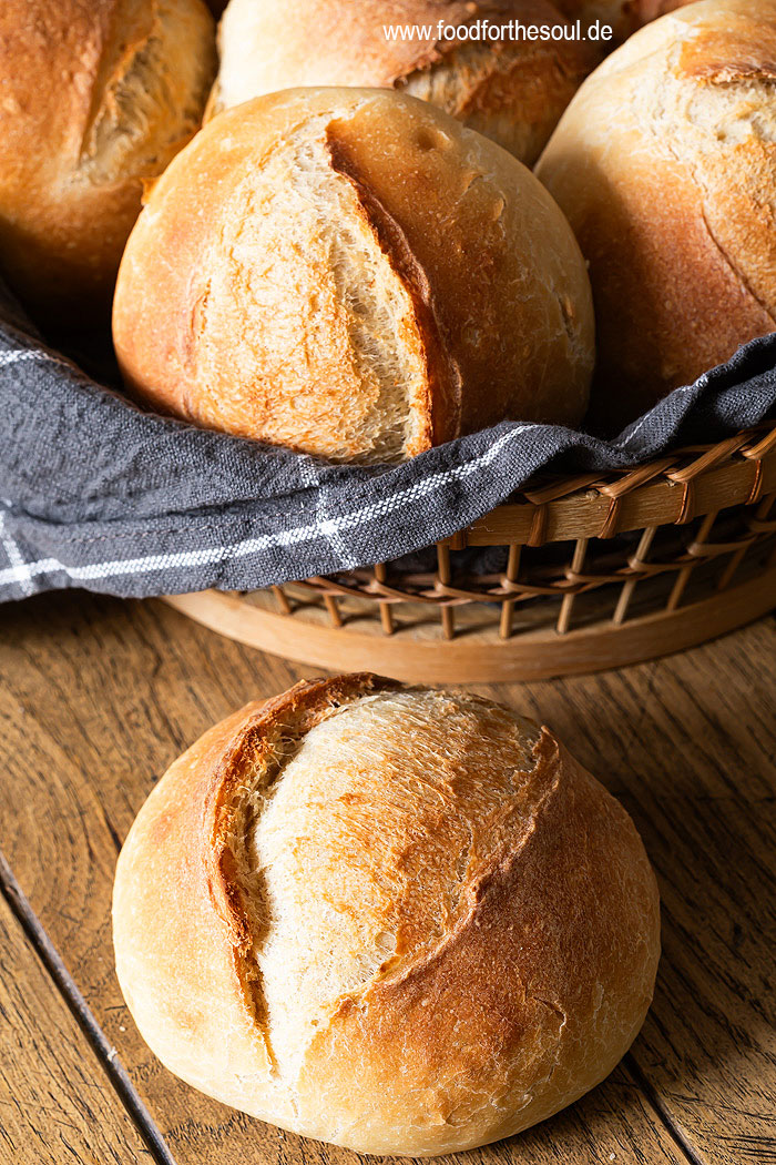 Sonntagsbrötchen mit Trockenhefe gebacken in einem Brotkorb