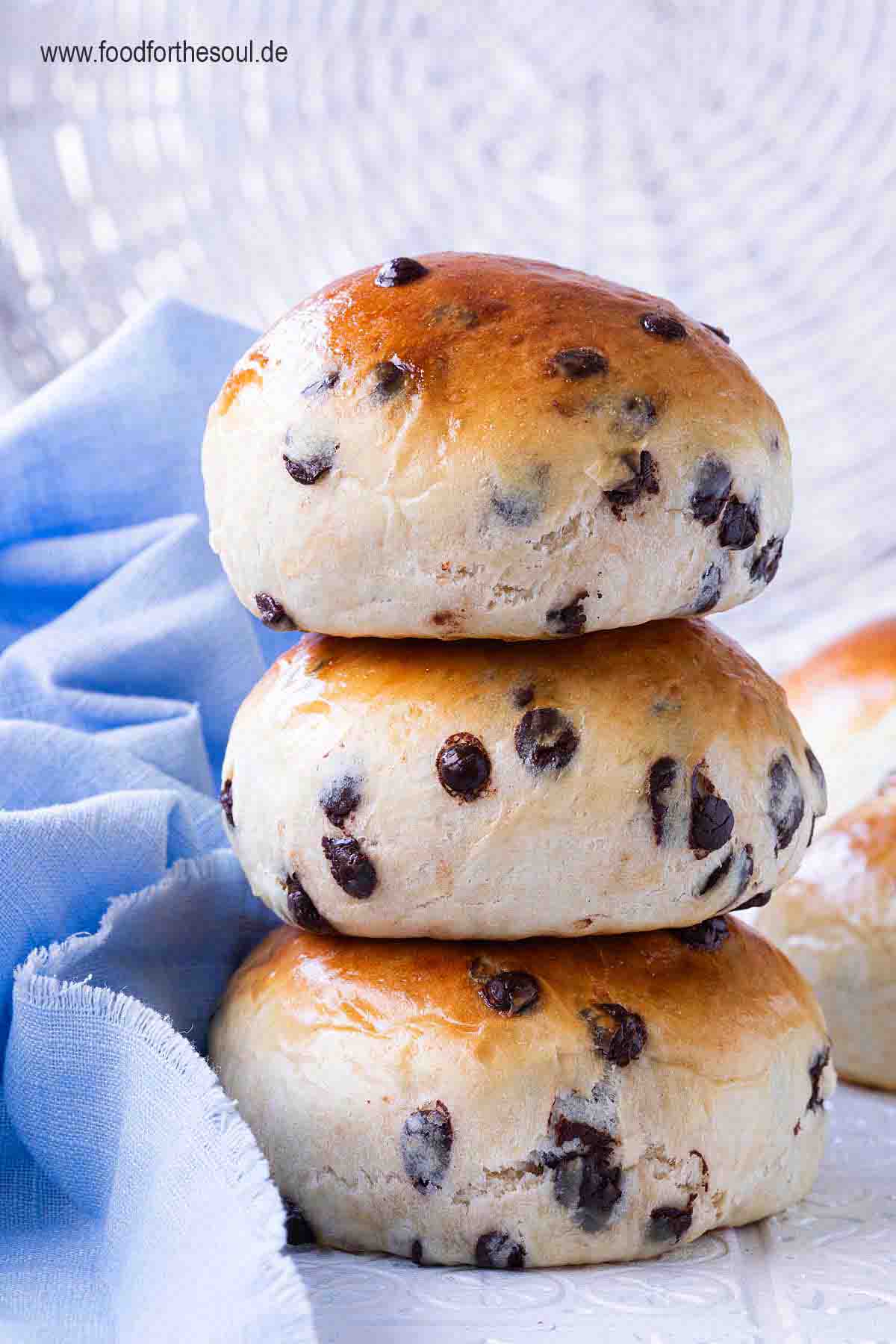 Drei selbst gebackene Schokobrötchen übereinander gestapelt
