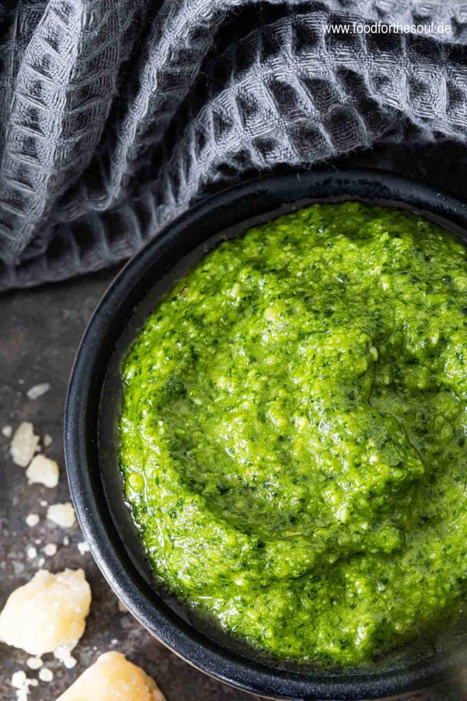 Spinat Pesto in einer Schale