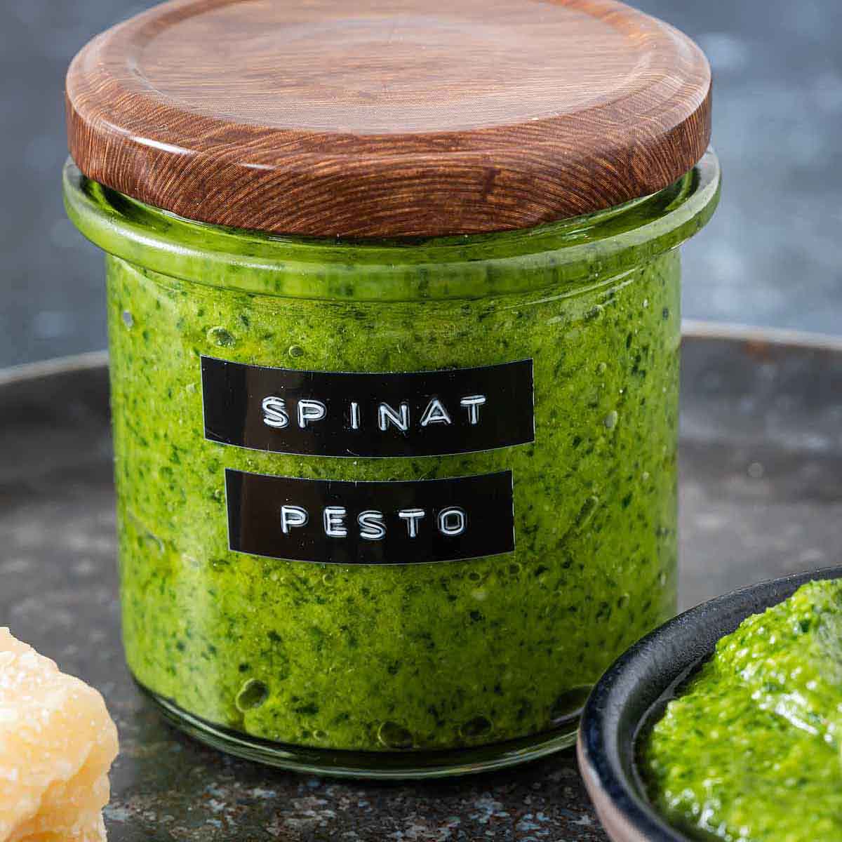 Frisch zubereitetes Spinat Pesto in einem beschrifteten Glas – cremig und grün