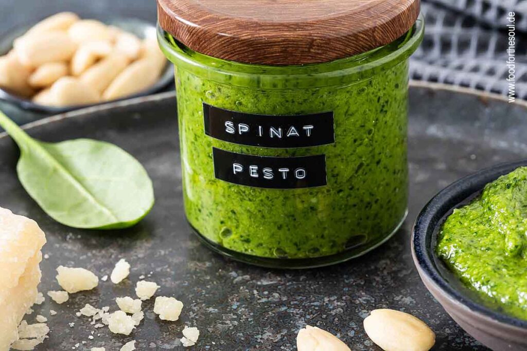 Frisch zubereitetes Spinat Pesto in einem Glas mit Deckel – cremig und grün