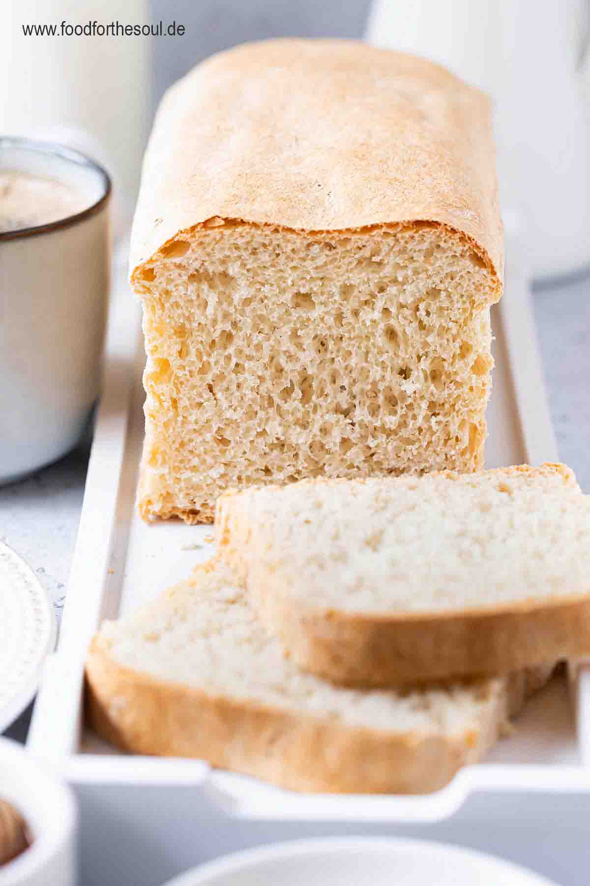 Aufgeschnittenes Weißbrot gebacken in der Kastenform