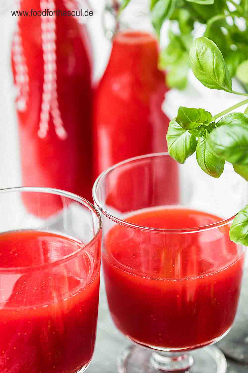 Selbstgemachter Erdbeer Limes in zwei Gläsern, dahinter zwei Flaschen