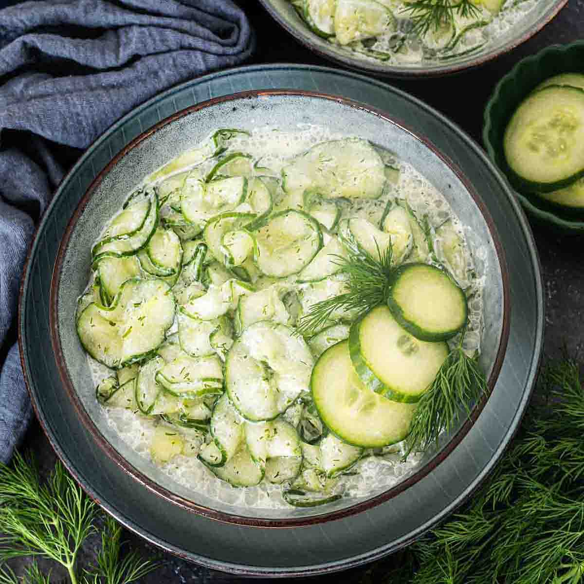 Gurkensalat mit saurer Sahne und Dill serviert in einer Schale