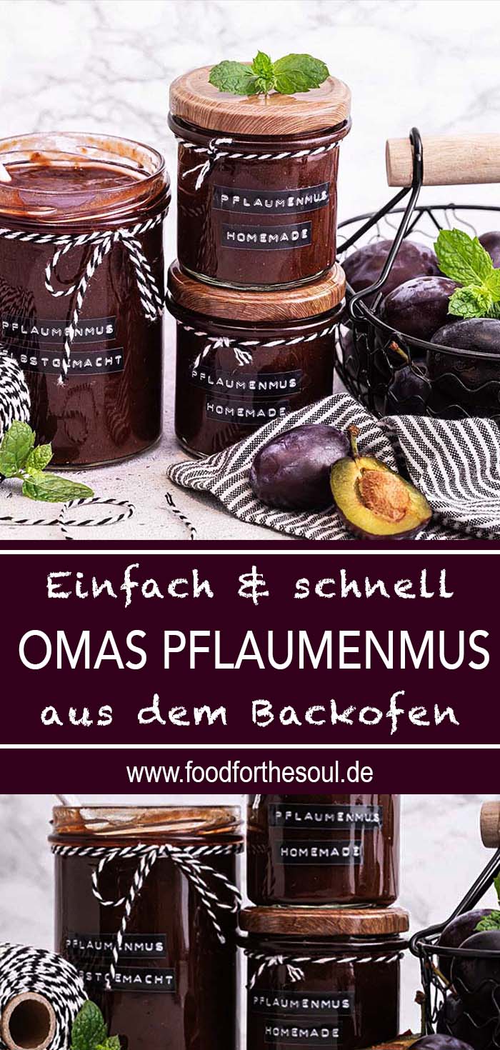 Drei Gläser mit Omas Pflaumenmus aus dem Backofen, daneben ein Korb mit Zwetschgen