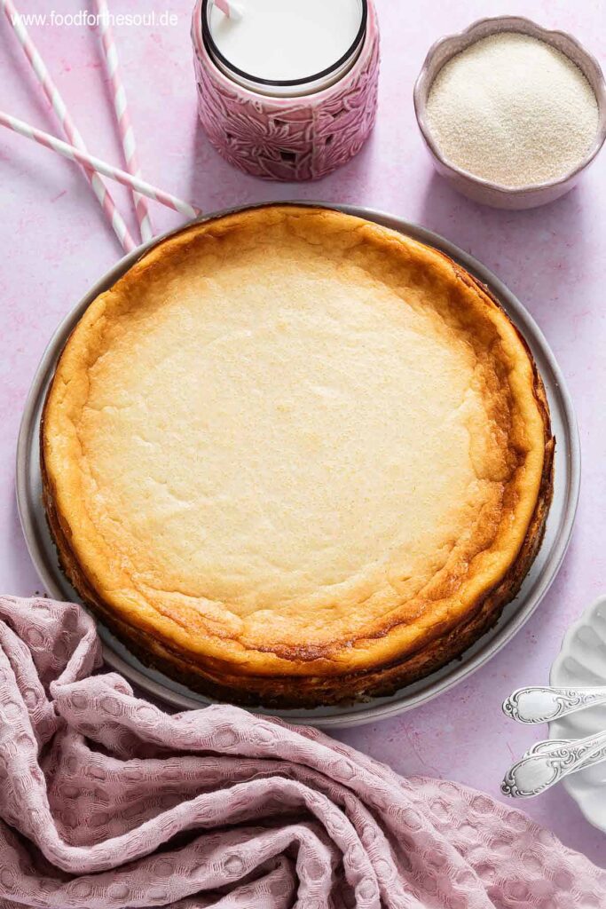 Quarkkuchen ohne Boden mit Grieß auf einem großen Teller