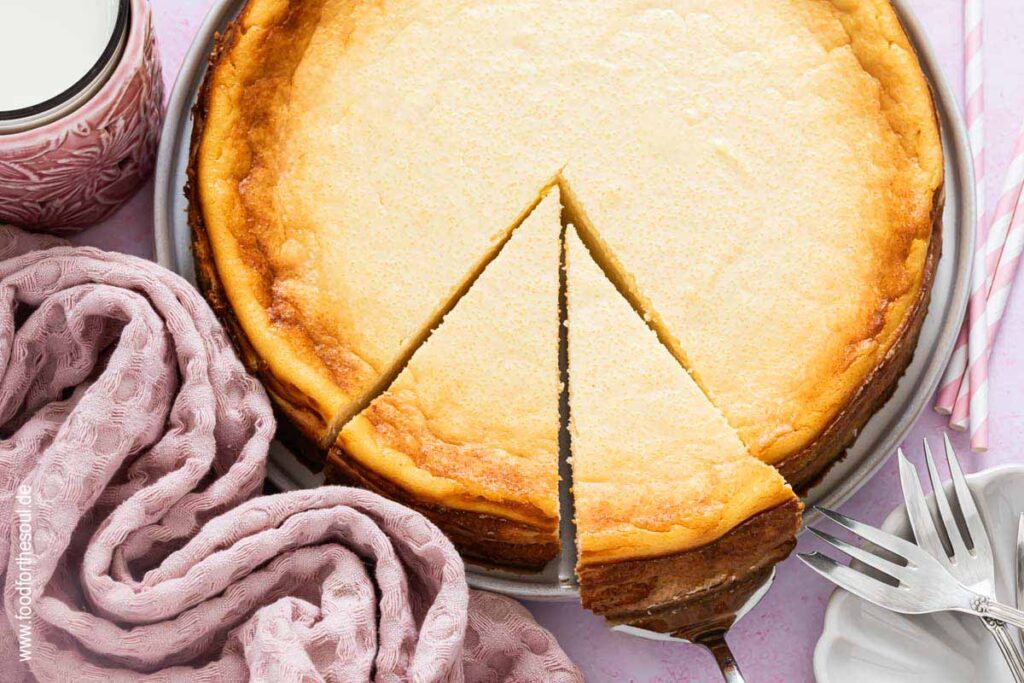 Quarkkuchen ohne Boden mit Grieß mit zwei abgeschnittenen Stücken