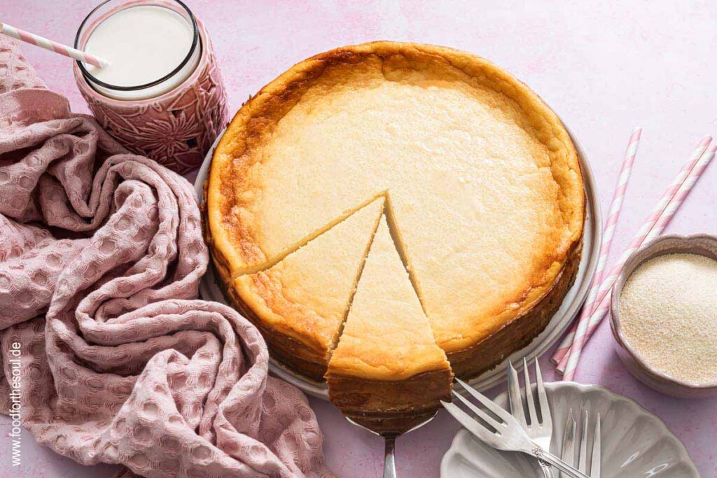 Quarkkuchen ohne Boden mit Grieß mit zwei abgeschnittenen Stücken