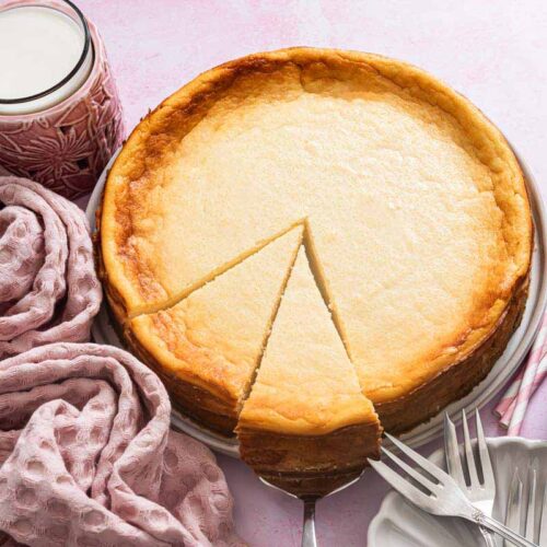 Quarkkuchen ohne Boden mit Grieß mit zwei abgeschnittenen Stücken
