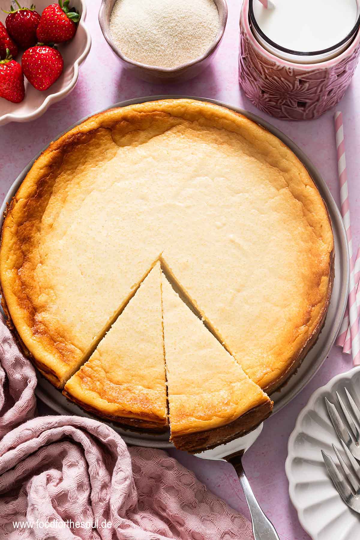 Quarkkuchen ohne Boden mit Grieß auf einem Teller mit Tortenheber