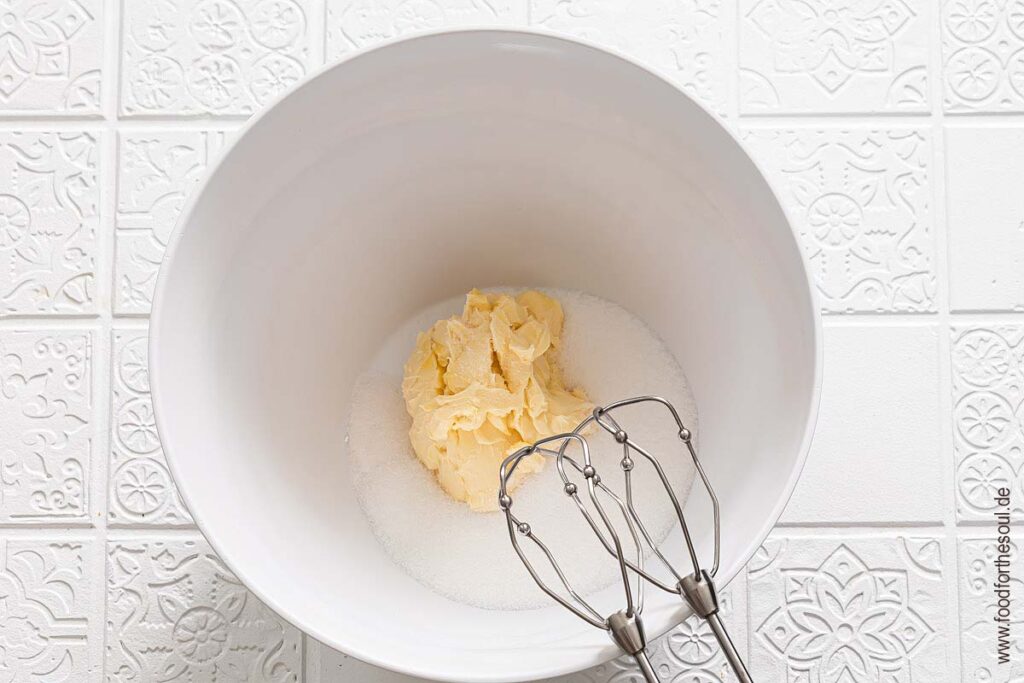 Butter, Zucker, Vaillezucker, Salz für Quarkkuchen ohne Boden mit Grieß in einer Rührschüssel - Schritt 3