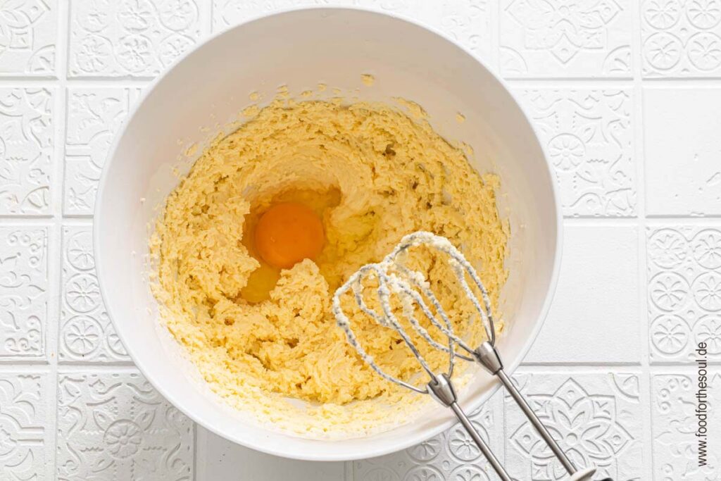 Eier für Quarkkuchen ohne Boden mit Grieß in einer Rührschüssel - Schritt 4